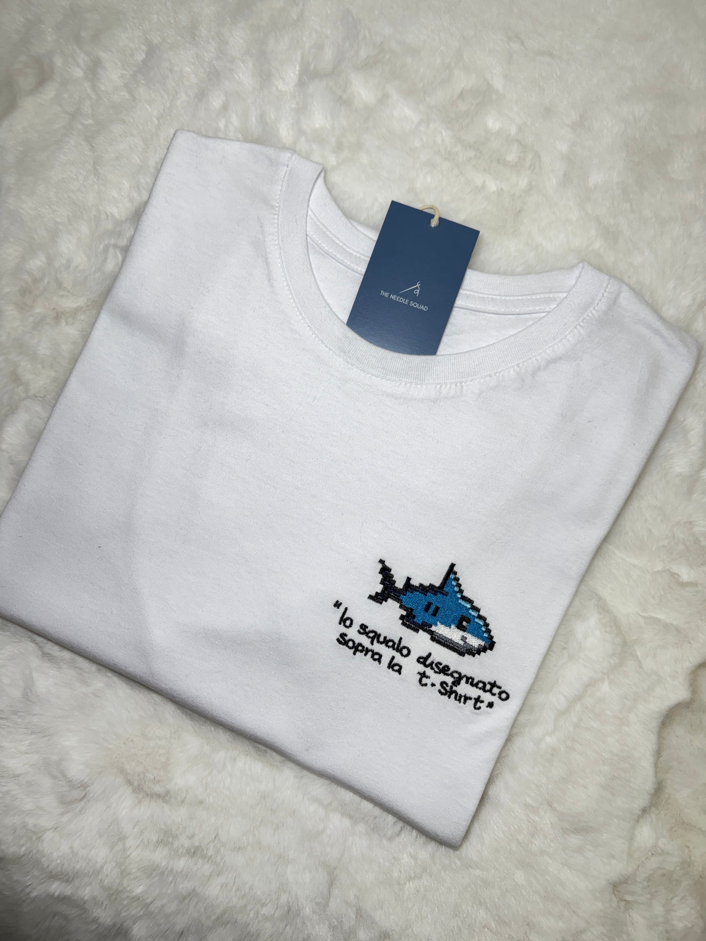 Lo squalo sopra la T-shirt