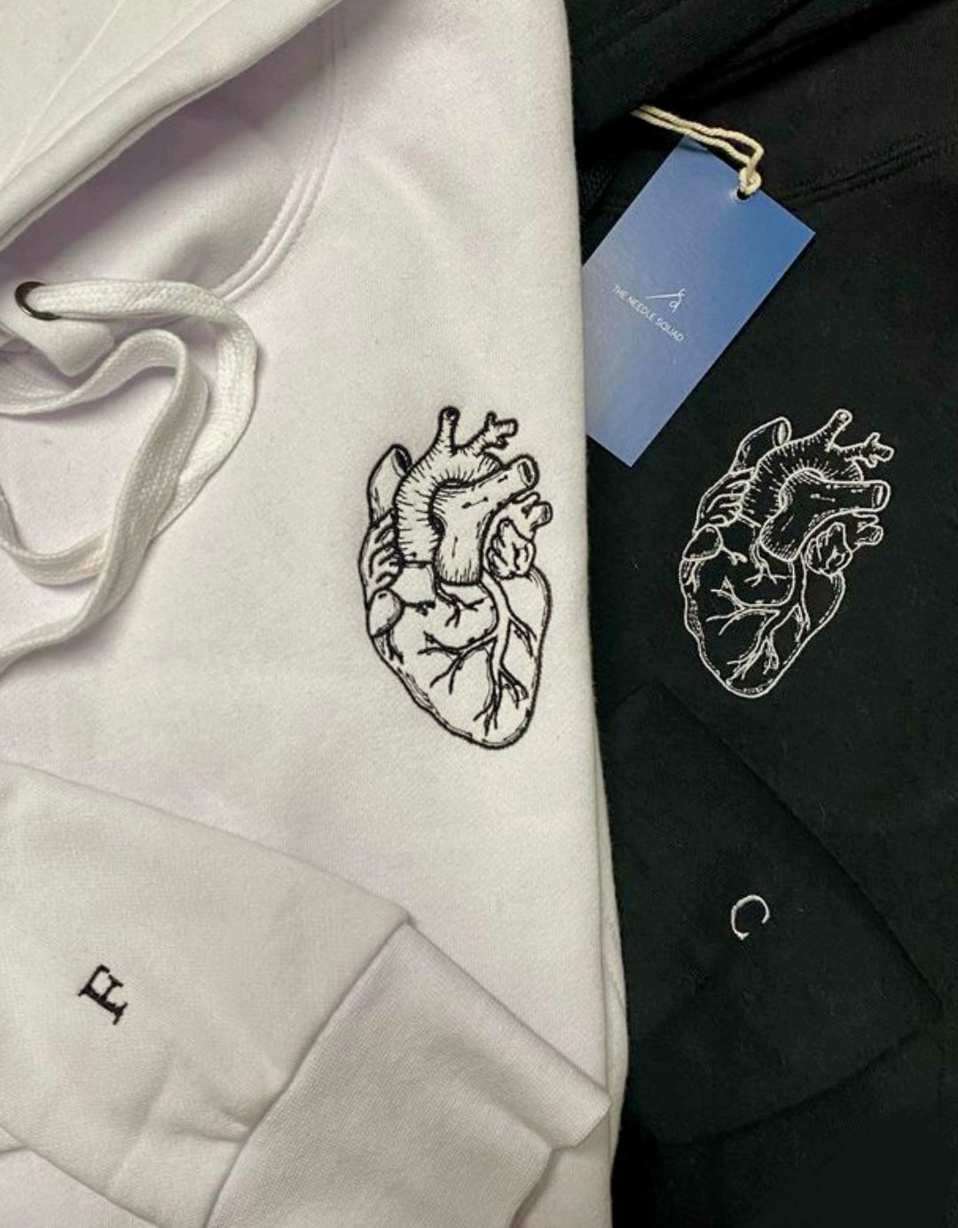 Ricamo di un cuore anatomico su felpa con cappuccio