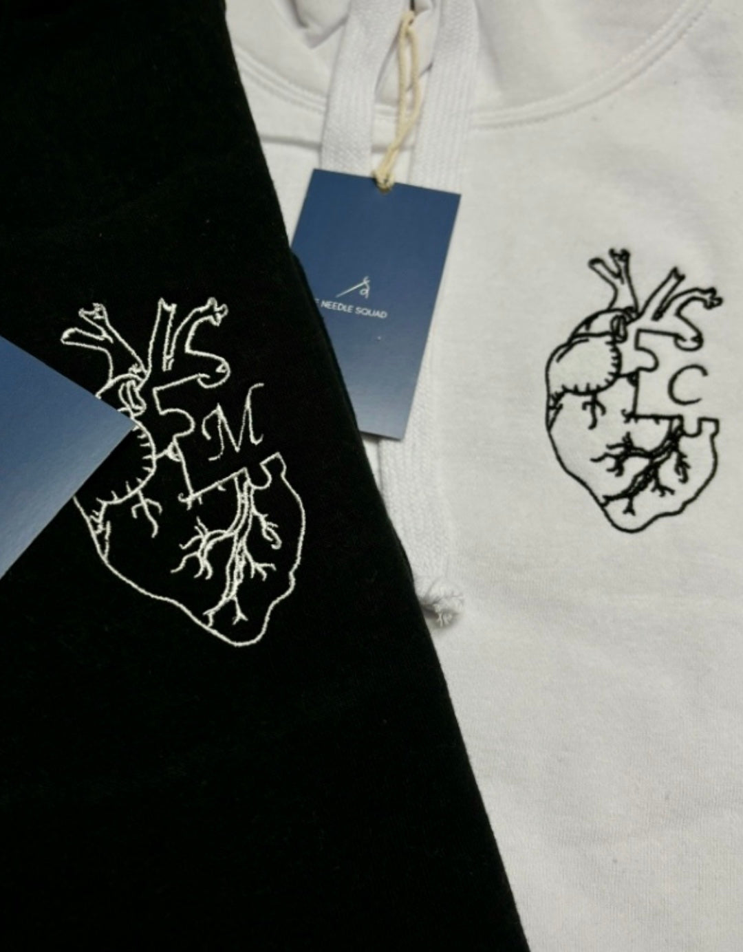 Ricamo di un cuore anatomico + lettera su felpa con cappuccio